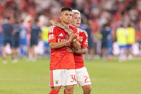 Prestianni abraça Echeverri, respetivamente extremo e médio ofensivo do Benfica (foto: Imago)