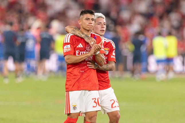 Prestianni abraça Echeverri, respetivamente extremo e médio ofensivo do Benfica (foto: Imago)