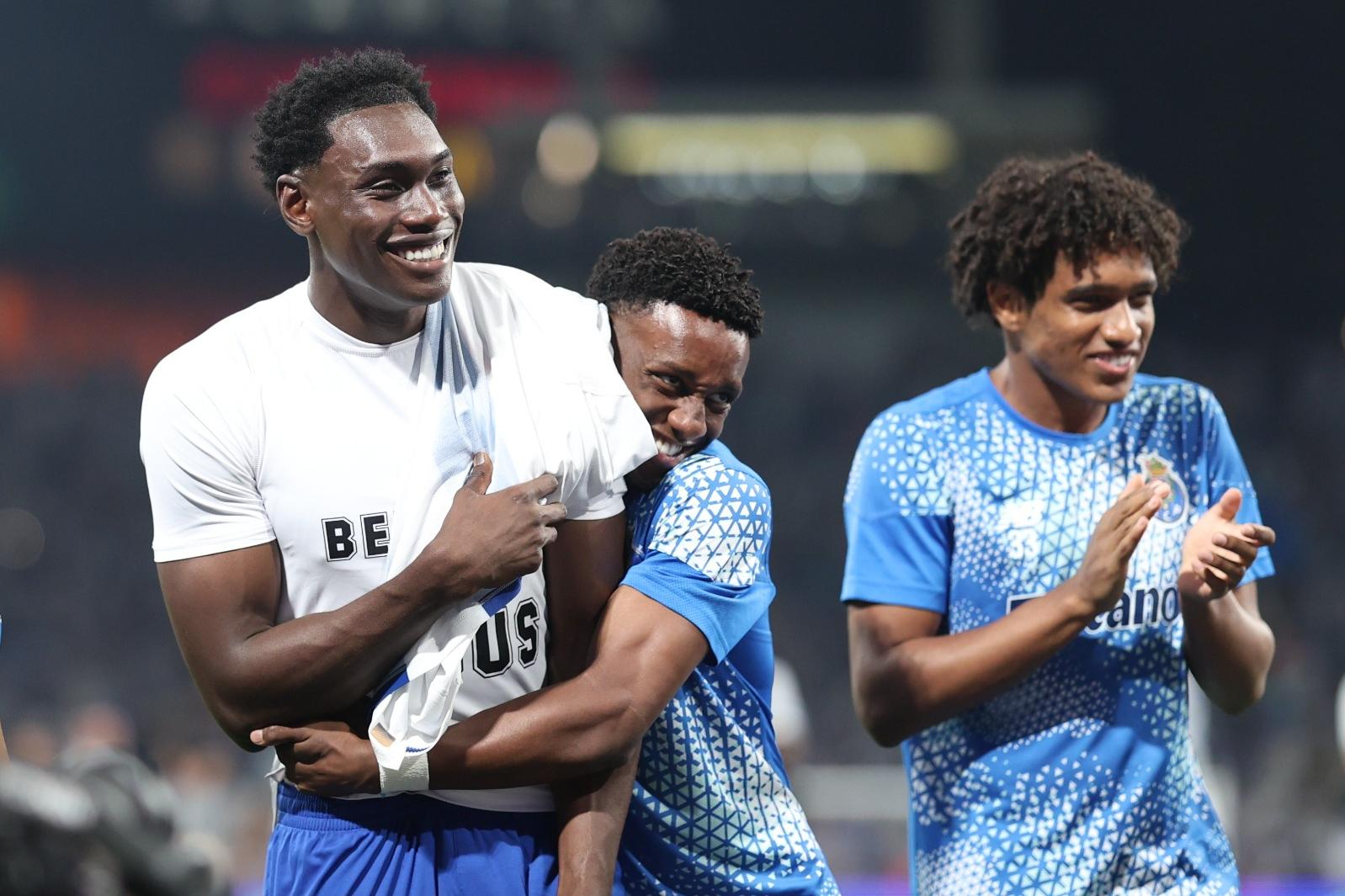 Gabriel Mec abraçado a Samu no final do clássico frente ao Benfica, com Souza a agradecer o apoio dos adeptos no Dragão - Foto: Catarina Morais/Kapta+