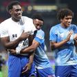 Gabriel Mec abraçado a Samu no final do clássico frente ao Benfica, com Souza a agradecer o apoio dos adeptos no Dragão - Foto: Catarina Morais/Kapta+