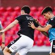 Aqui, Francisco Dias (à direita) luta pela bola com Arnel Jakupovic. No onze, disputa o lugar com João Mendes - Foto: Vitória de Guimarães