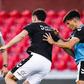 Aqui, Francisco Dias (à direita) luta pela bola com Arnel Jakupovic. No onze, disputa o lugar com João Mendes - Foto: Vitória de Guimarães