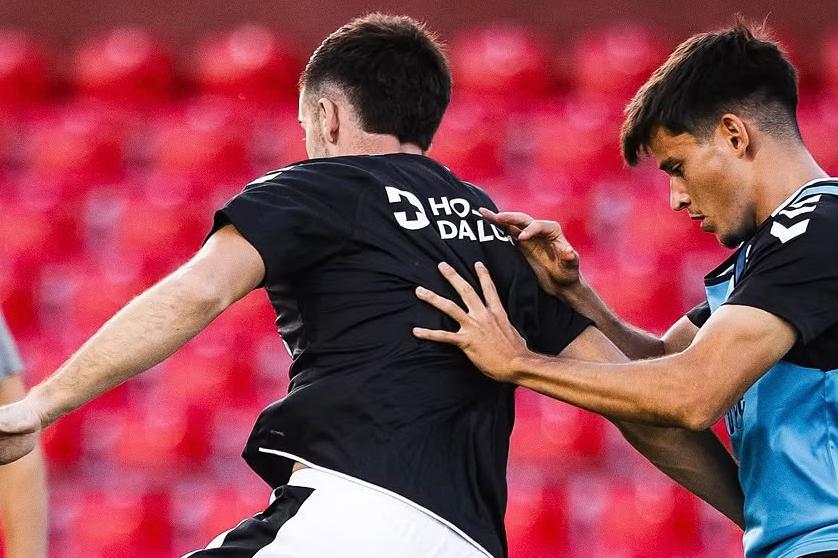 Aqui, Francisco Dias (à direita) luta pela bola com Arnel Jakupovic. No onze, disputa o lugar com João Mendes - Foto: Vitória de Guimarães