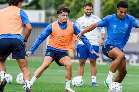 Treino conjunto da equipa A com os 'bês' no CTFD Jorge Costa, no Olival - Foto: FC Porto