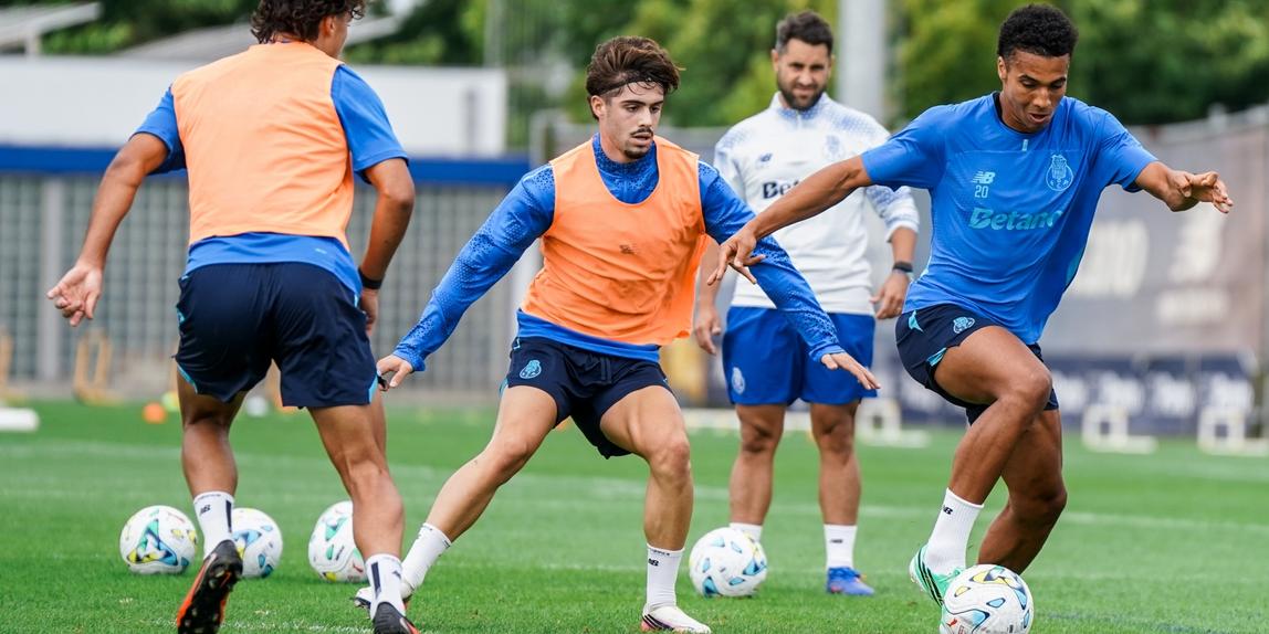 Treino conjunto da equipa A com os 'bês' no CTFD Jorge Costa, no Olival - Foto: FC Porto