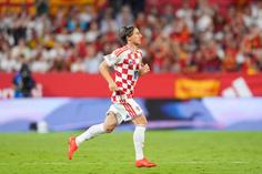 As lendas são assim: Modric ovacionado de pé por todo o estádio no Espanha-Croácia