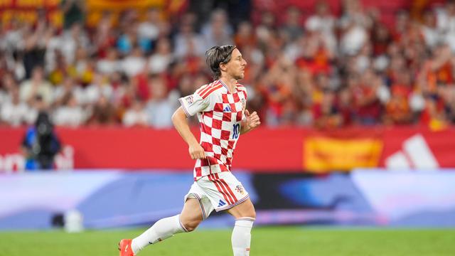 As lendas são assim: Modric ovacionado de pé por todo o estádio no Espanha-Croácia