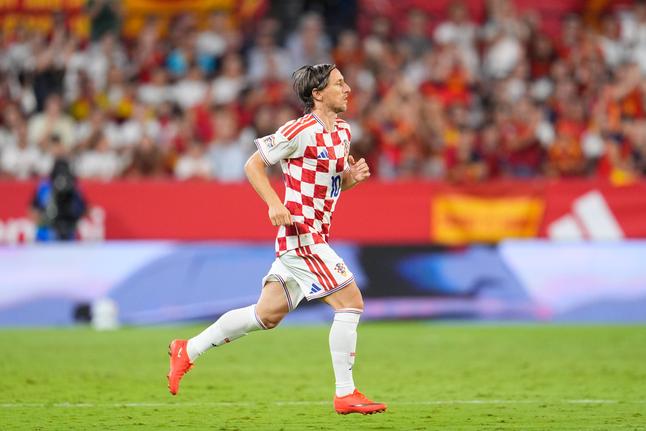As lendas são assim: Modric ovacionado de pé por todo o estádio no Espanha-Croácia