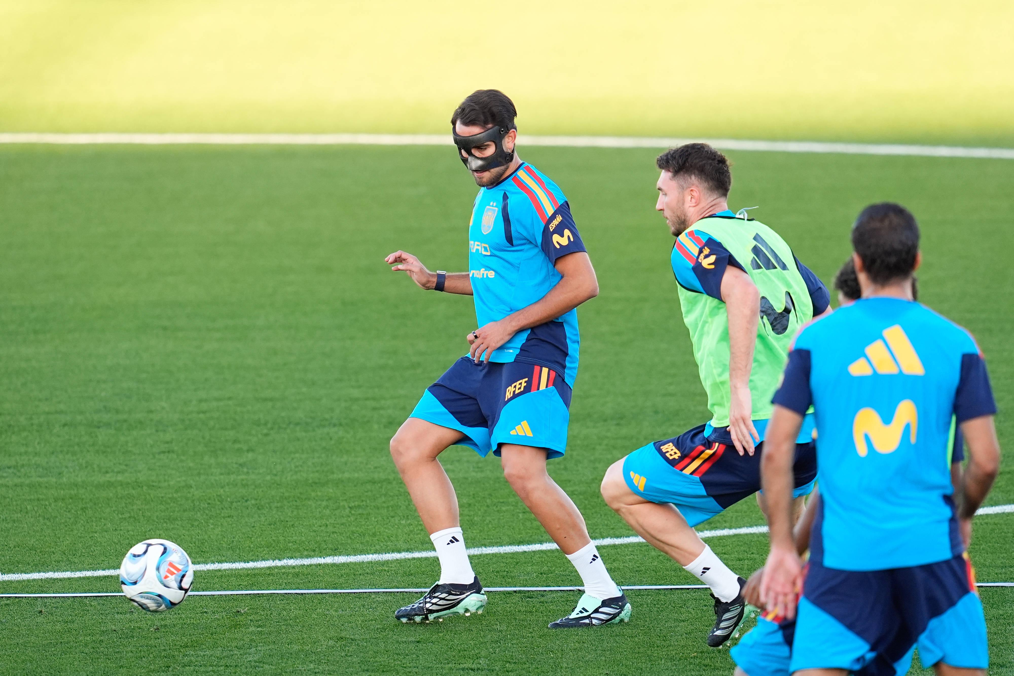 Eric Garcia, Barcelona/Espanha - lesão no joelho esquerdo no aquecimento para o encontro com Inglaterra