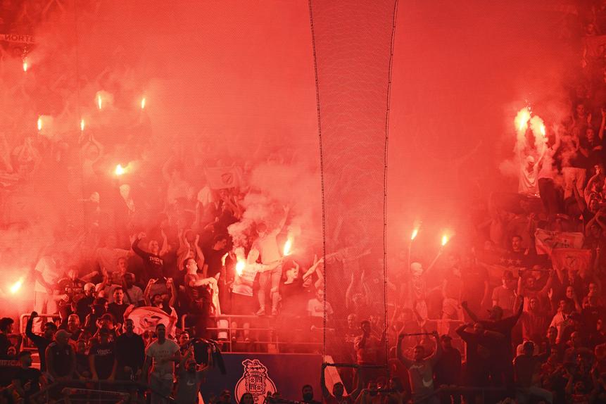 Adeptos do Benfica no Estádio do Dragão no clássico de 5 de outubro de 2025 — Foto: Miguel Lemos/Kapta+