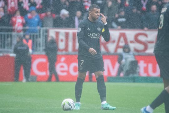 PSG vence Brest graças a penálti de Mbappé ao cair do pano (vídeos)