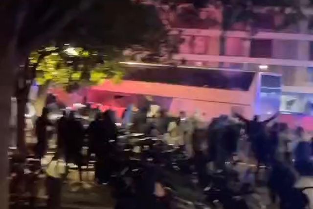 O momento do brutal ataque ao autocarro do Lyon