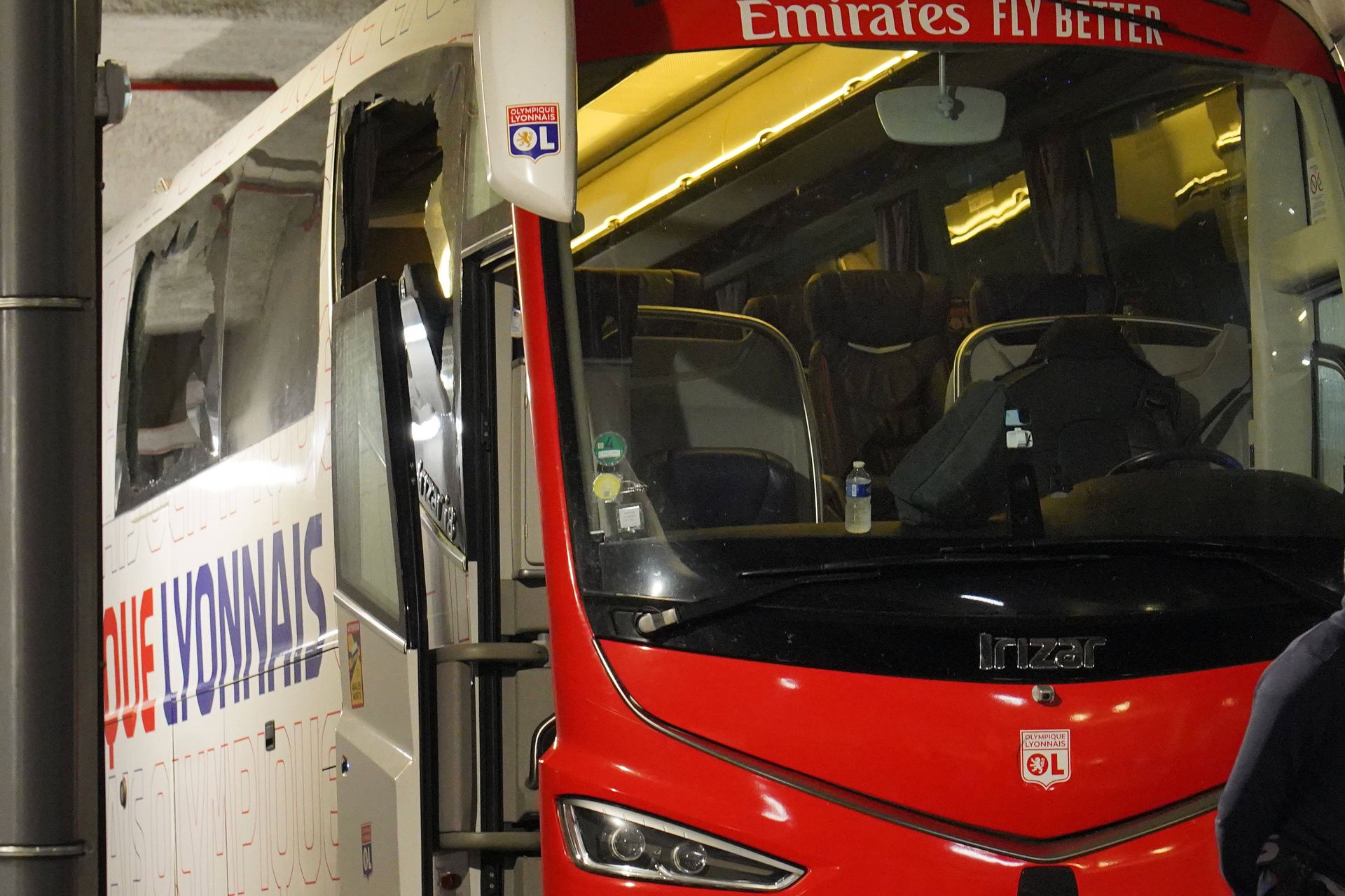 Jogo Marselha-Lyon adiado após apedrejamento ao autocarro da equipa  visitante —