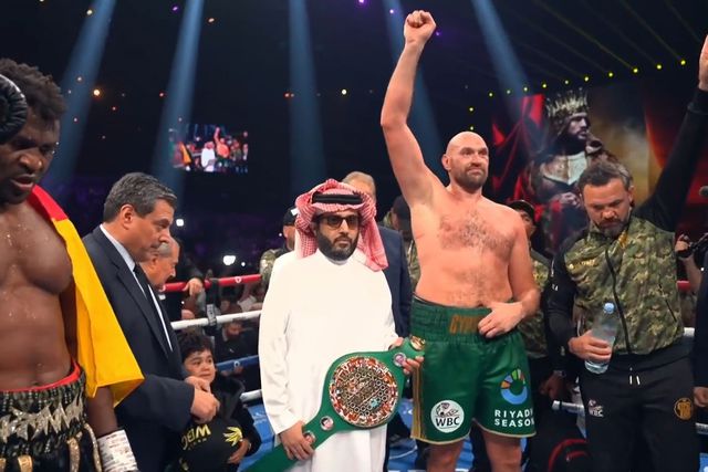 Vídeos: Ronaldo e Figo (entre várias estrelas) viram Fury bater Ngannou