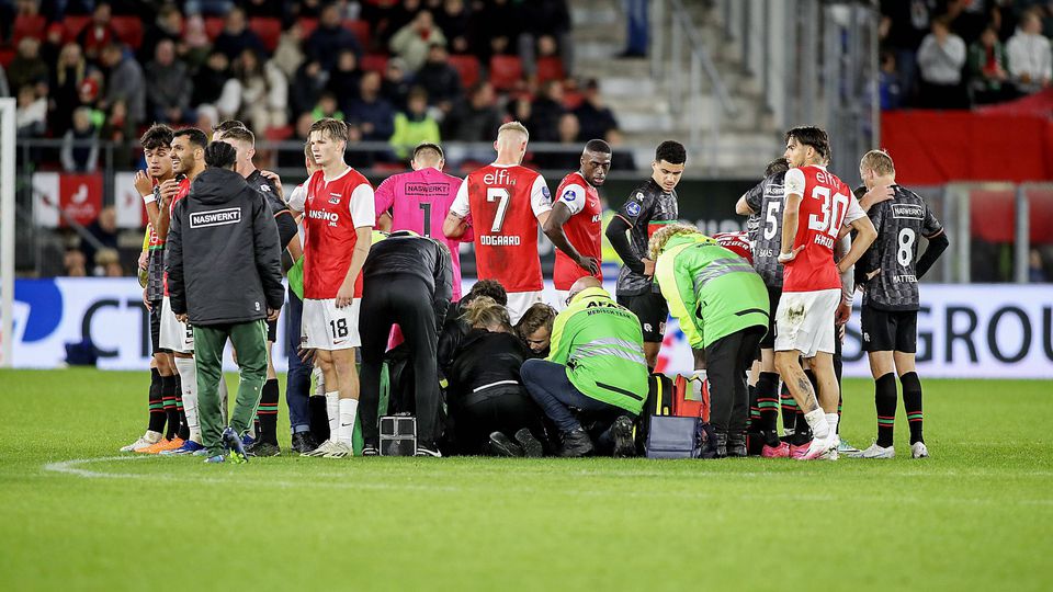 Bas Dost cai inanimado em campo