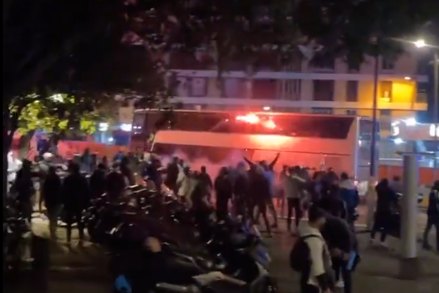 O momento do brutal ataque ao autocarro do Lyon (vídeo)