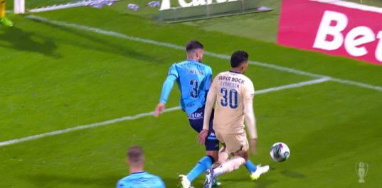 VÍDEO: Taremi adianta o FC Porto em Vizela de penálti