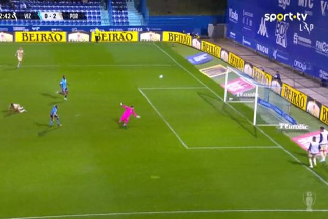 Vídeo: O incrível falhanço de Samu após oferta de David Carmo