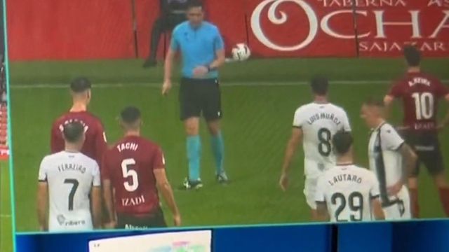 Árbitro inventa genial forma de afastar protestos enquanto espera pelo VAR