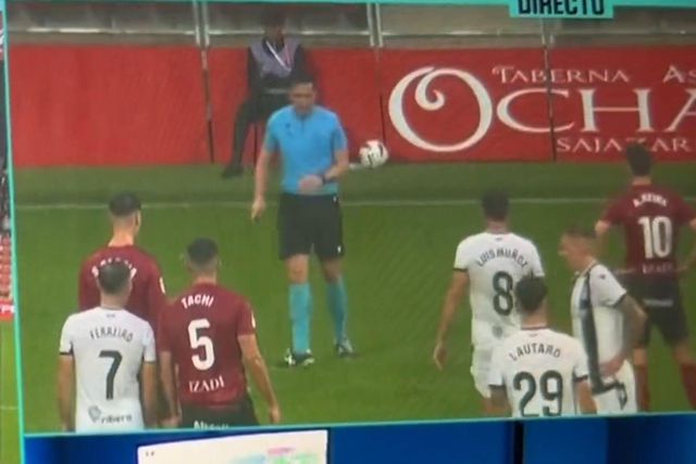 Árbitro inventa genial forma de afastar protestos enquanto espera pelo VAR