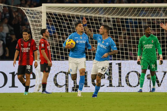 Bis de Giroud não evita empate no Diego Maradona com o campeão Nápoles