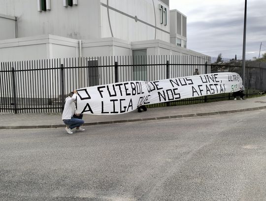 Claque do Sporting protesta contra a Taça da Liga na Cidade do Futebol (foto)