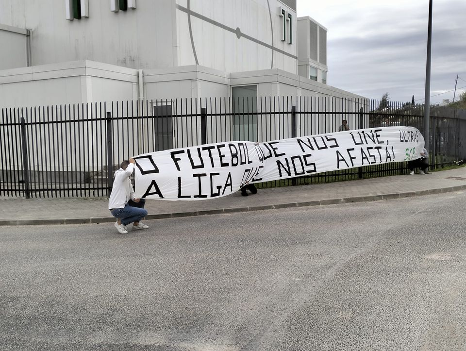 Claque do Sporting protesta contra a Taça da Liga na Cidade do Futebol (foto)