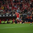 Schjelderup encara Manso, com João Afonso na expectativa, no jogo entre o Benfica e o Tondela - Foto: Miguel Nunes