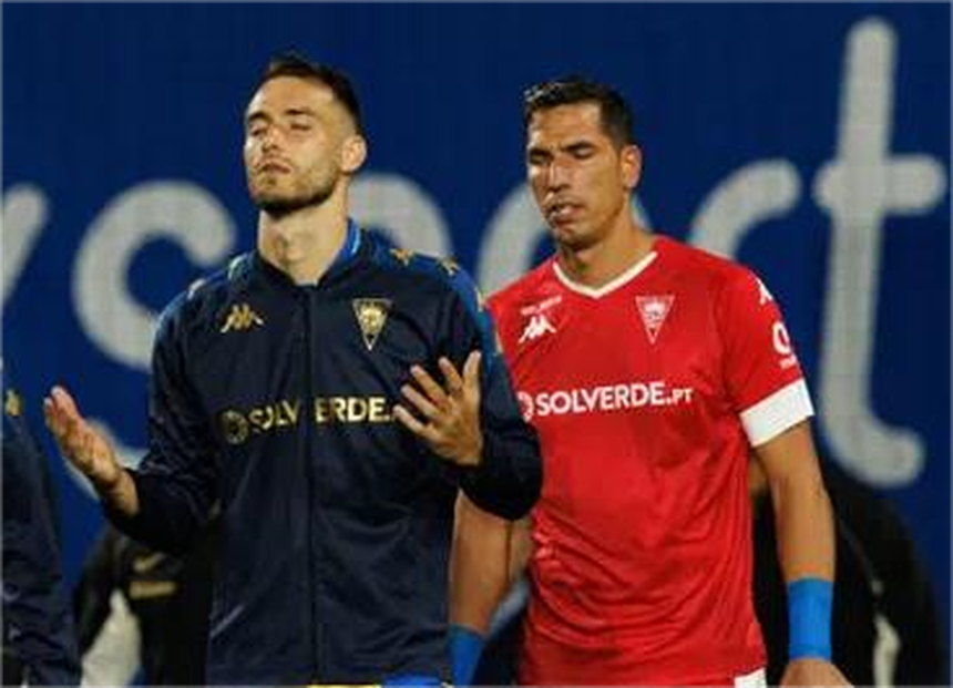 Ferro (à esquerda) está em plenas condições e pode regressar ao onze do Estoril se Ian Cathro assim o entender. Foto: IMAGO