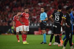 Grande penalidade foi assinalada depois de vistas as imagens no VAR - Foto: Miguel Nunes