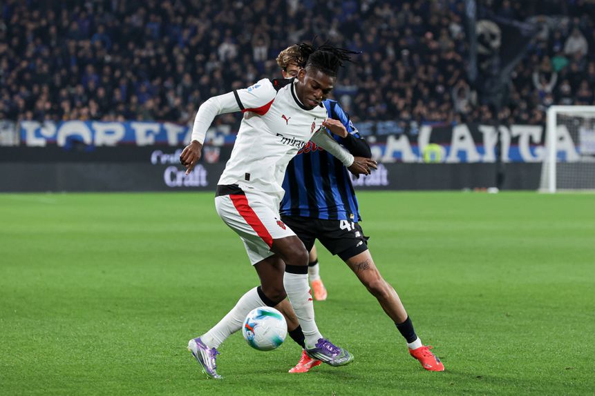 Rafael Leão em ação diante da Atalanta - Foto: IMAGO