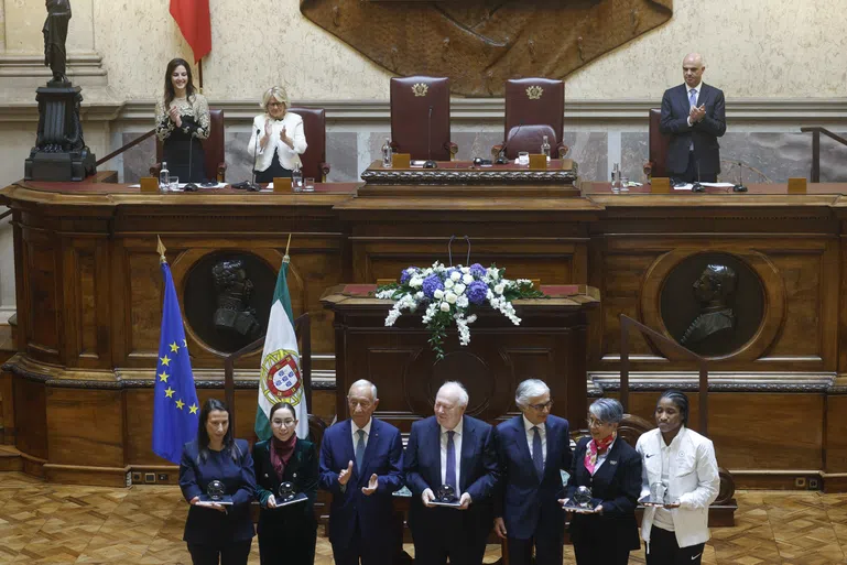 Refugiadas aplaudidas! **Golo** de inclusão na Assembleia
