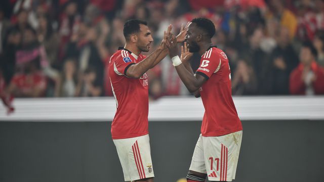 Vangelis Pavlidis festeja golo de Lukebakio, que deu o 2-0 às águias — Foto: Miguel Nunes