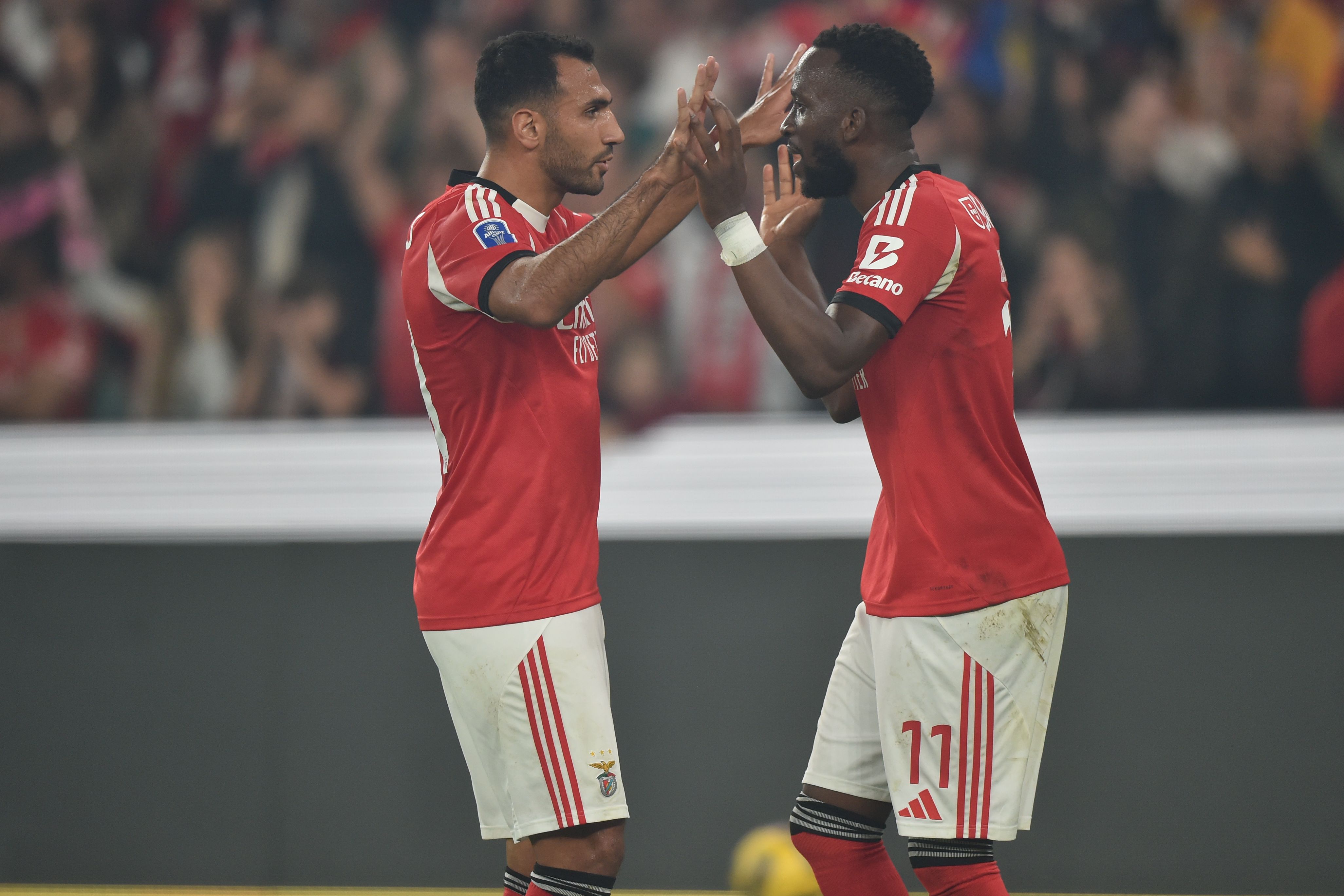 Vangelis Pavlidis festeja golo de Lukebakio, que deu o 2-0 às águias — Foto: Miguel Nunes