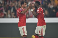 Vangelis Pavlidis festeja golo de Lukebakio, que deu o 2-0 às águias — Foto: Miguel Nunes