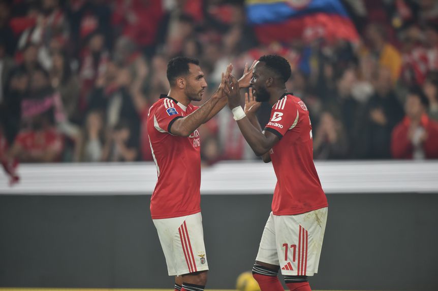 Vangelis Pavlidis festeja golo de Lukebakio, que deu o 2-0 às águias — Foto: Miguel Nunes