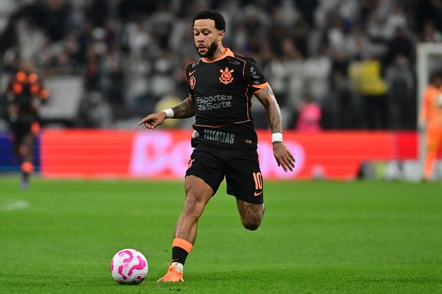 Insólito: Memphis Depay falta a treino no Corinthians por causa de helicóptero