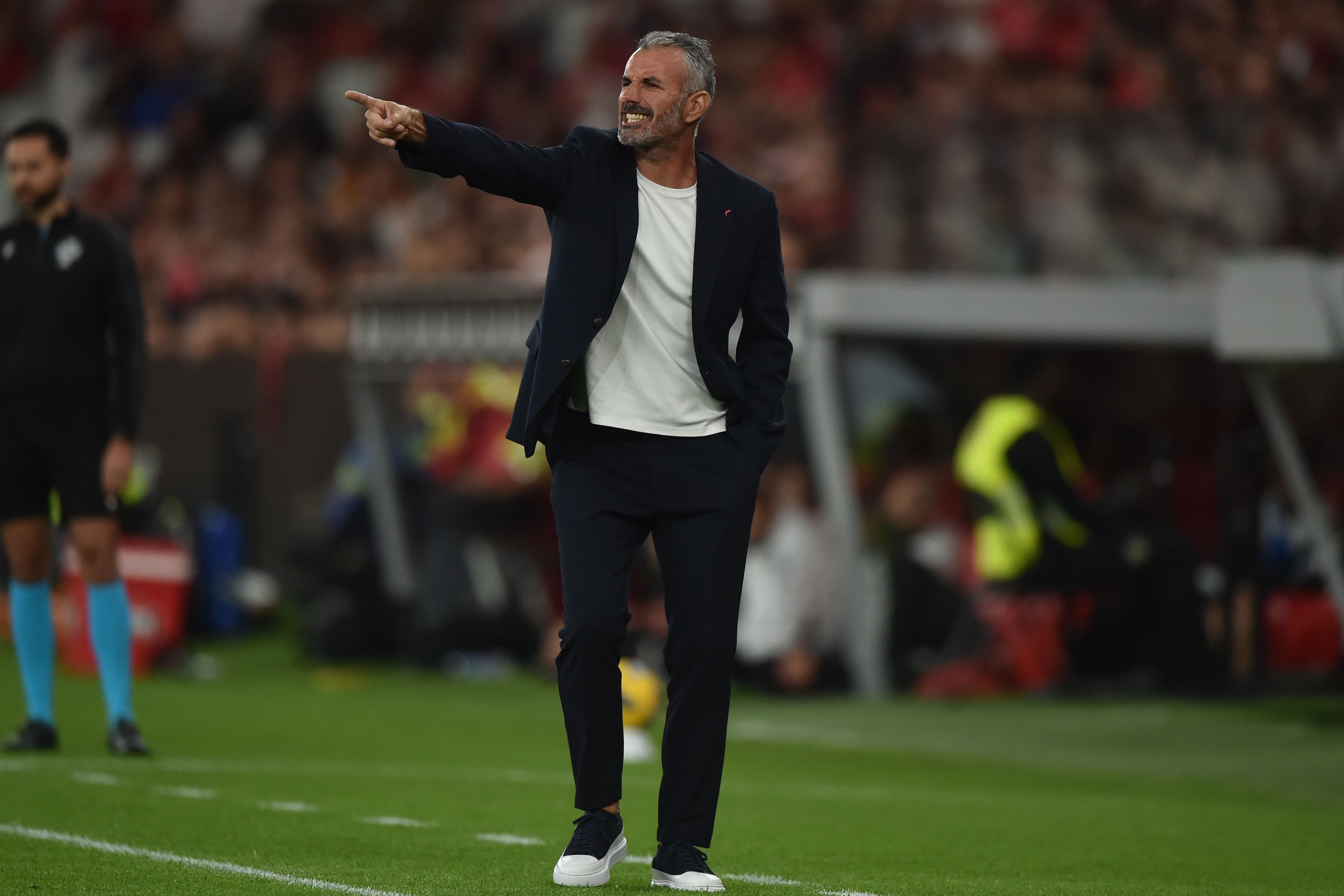 Ivo Vieira dá indicações à equipa no jogo com o Benfica da Taça da Liga na Luz — Foto: Miguel Nunes