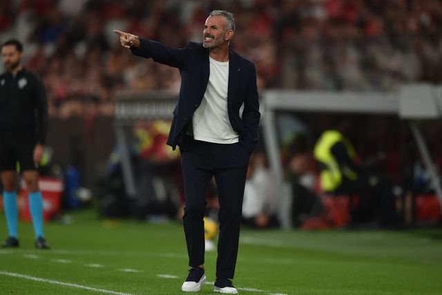 Ivo Vieira dá indicações à equipa no jogo com o Benfica da Taça da Liga na Luz — Foto: Miguel Nunes