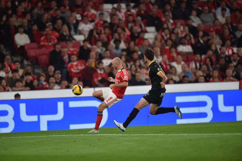 Aursnes foi o protagonista do primeiro lance de algum perigo na Luz - Foto: Miguel Nunes