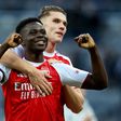 Saka e Gyokeres abraçados durante encontro do Arsenal