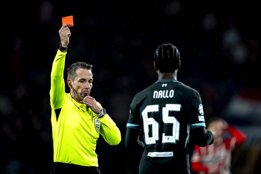 Nallo viu o primeiro vermelho da carreira... no primeiro jogo. Foto: IMAGO