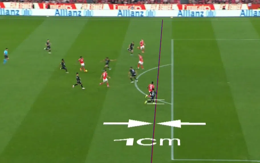 Golo fantasma! Um centímetro ditou o caos