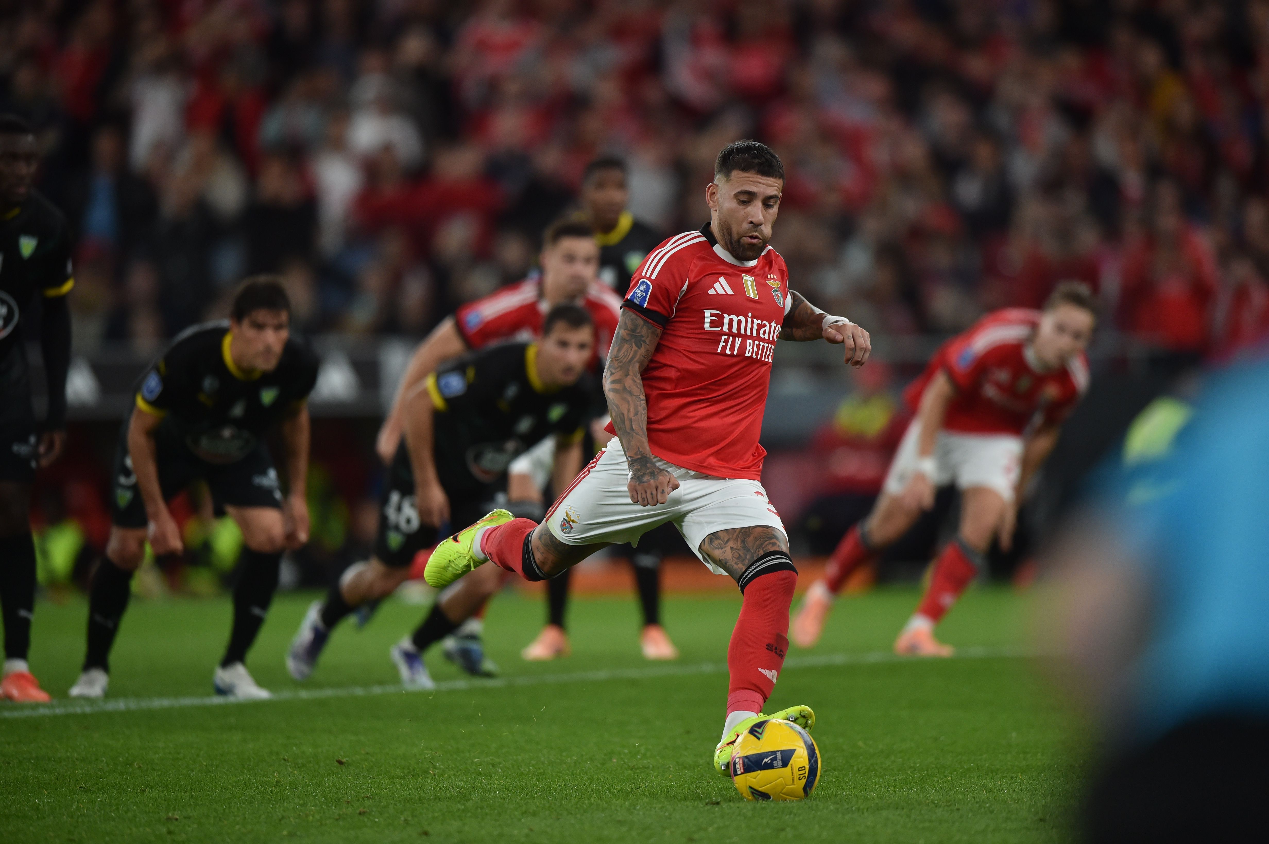 Otamendi bate o penálti do 1-0. Foto Miguel Nunes