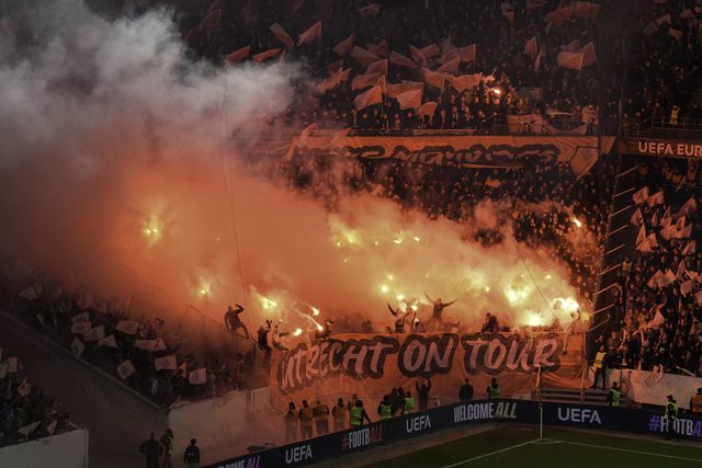 A pirotecnia dos adeptos do Utrecht em Friburgo - Foto: Imago