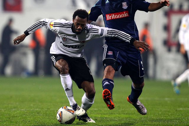 Danny Higginbotham num lance com Manuel Fernandes, num Besiktas-Stoke City, em 2011