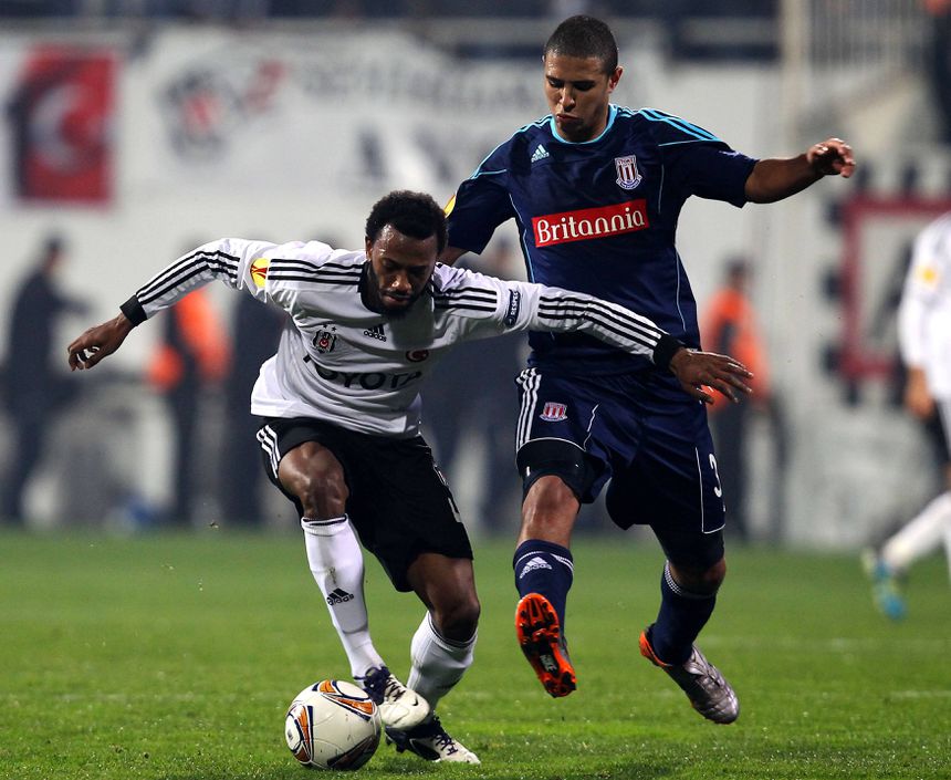 Danny Higginbotham num lance com Manuel Fernandes, num Besiktas-Stoke City, em 2011