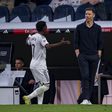 Vinícius Júnior não gostou de ser substituído por Xabi Alonso frente ao Barcelona