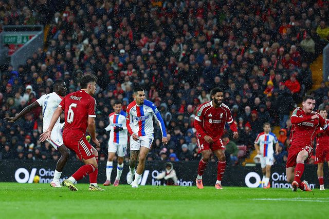 O momento do primeiro de três golos sofridos pelo Liverpool em casa frente ao Crystal Palace