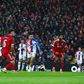 O momento do primeiro de três golos sofridos pelo Liverpool em casa frente ao Crystal Palace